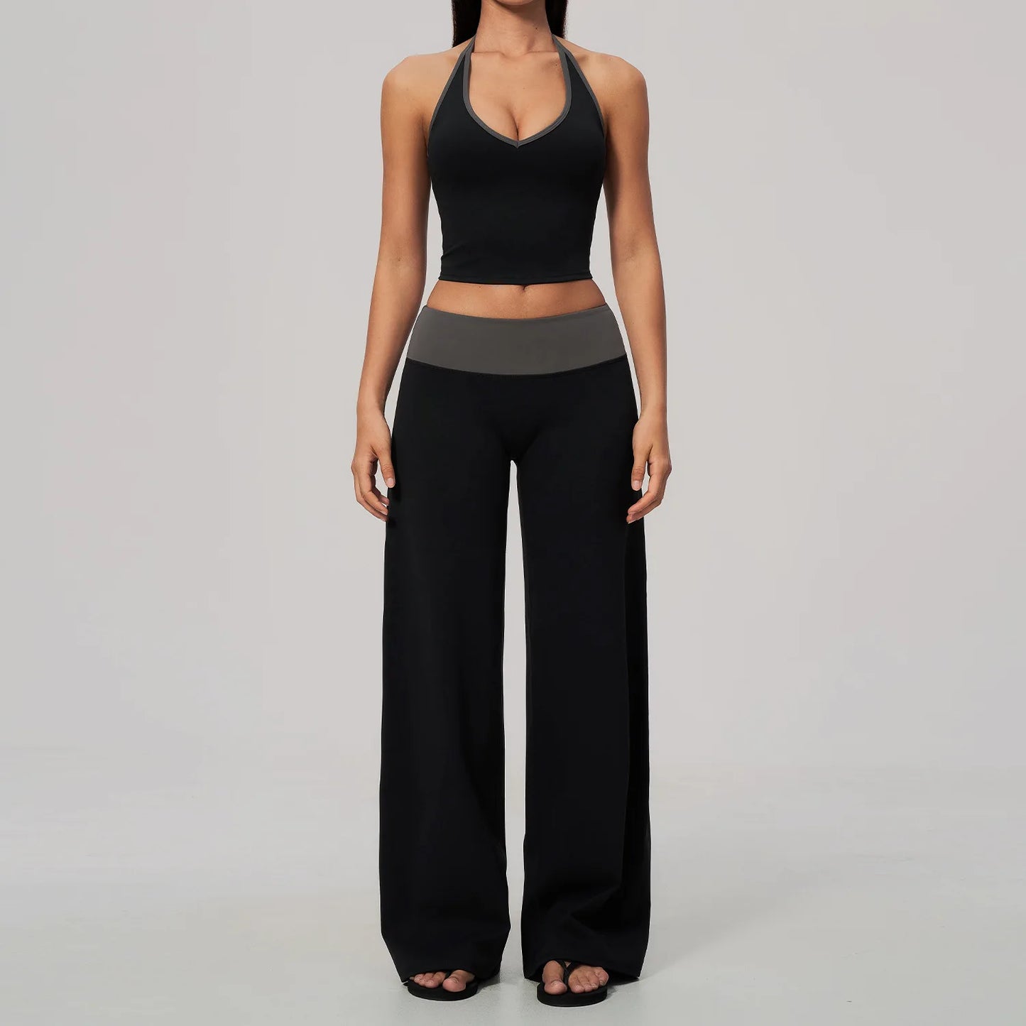 Canotta Halter Crop con Scollo a V e Bordo a Contrasto