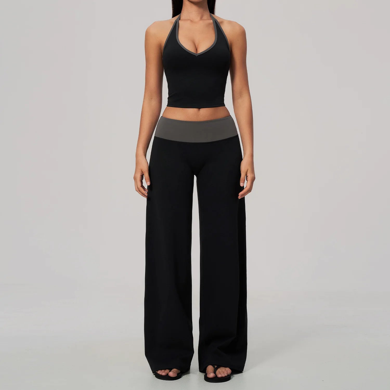 Canotta Halter Crop con Scollo a V e Bordo a Contrasto