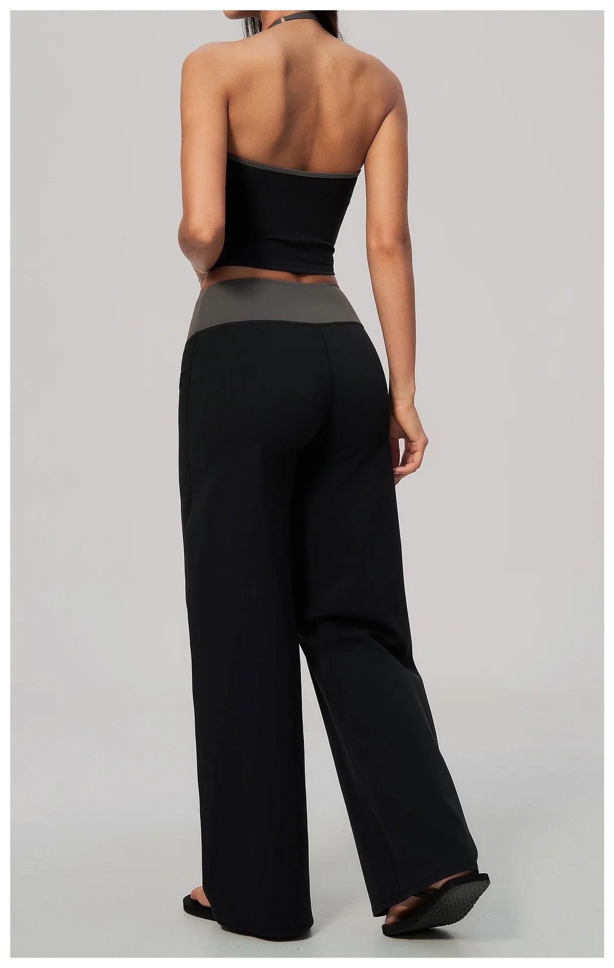 Canotta Halter Crop con Scollo a V e Bordo a Contrasto