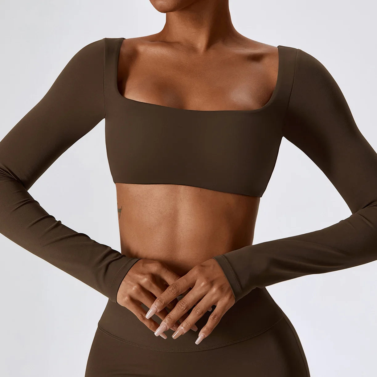Maglia Crop a Maniche Lunghe con Scollo Quadrato e Fori Pollice - Marrone