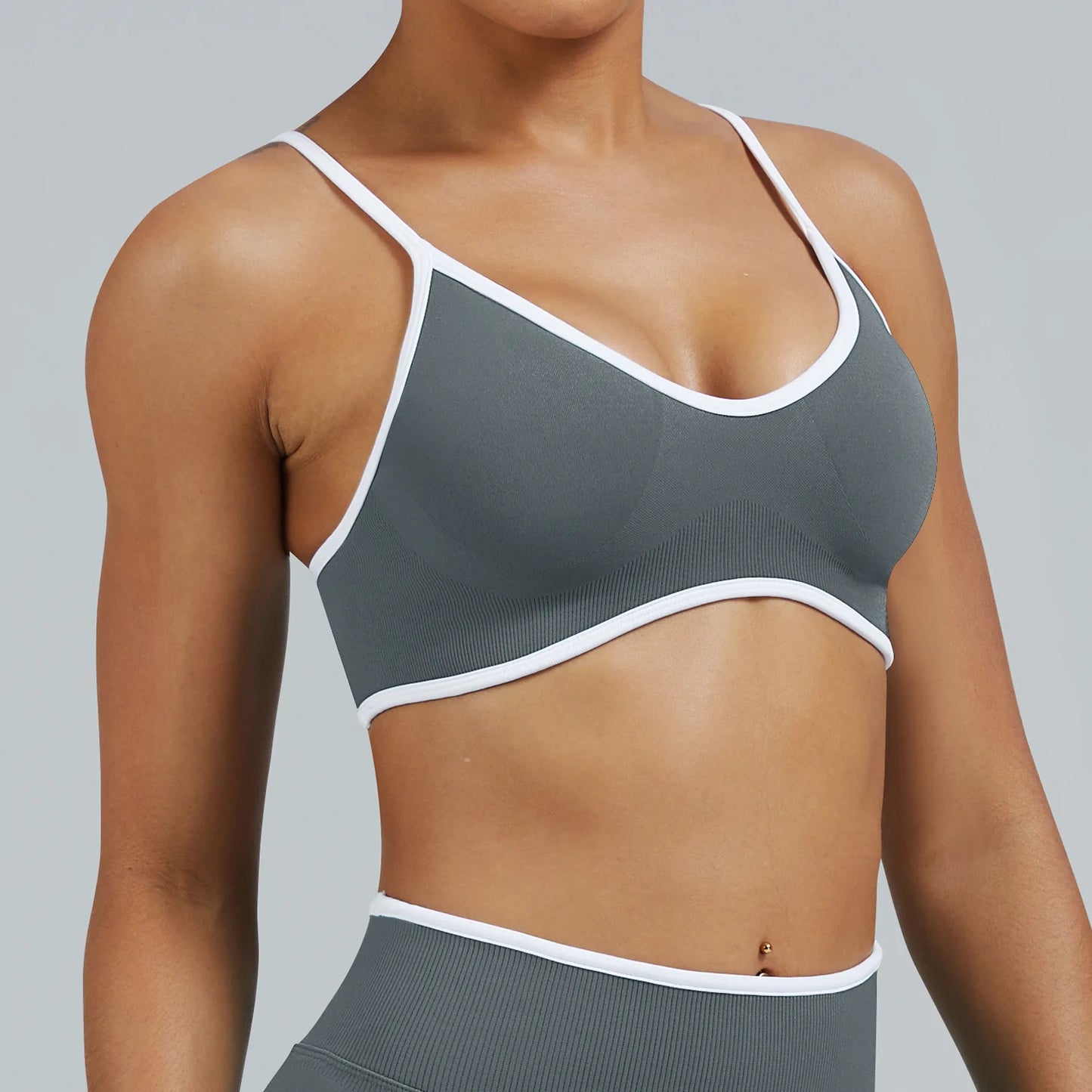 Reggiseno Sportivo Senza Cuciture con Spalline Sottili e Bordo a Contrasto - Grigio