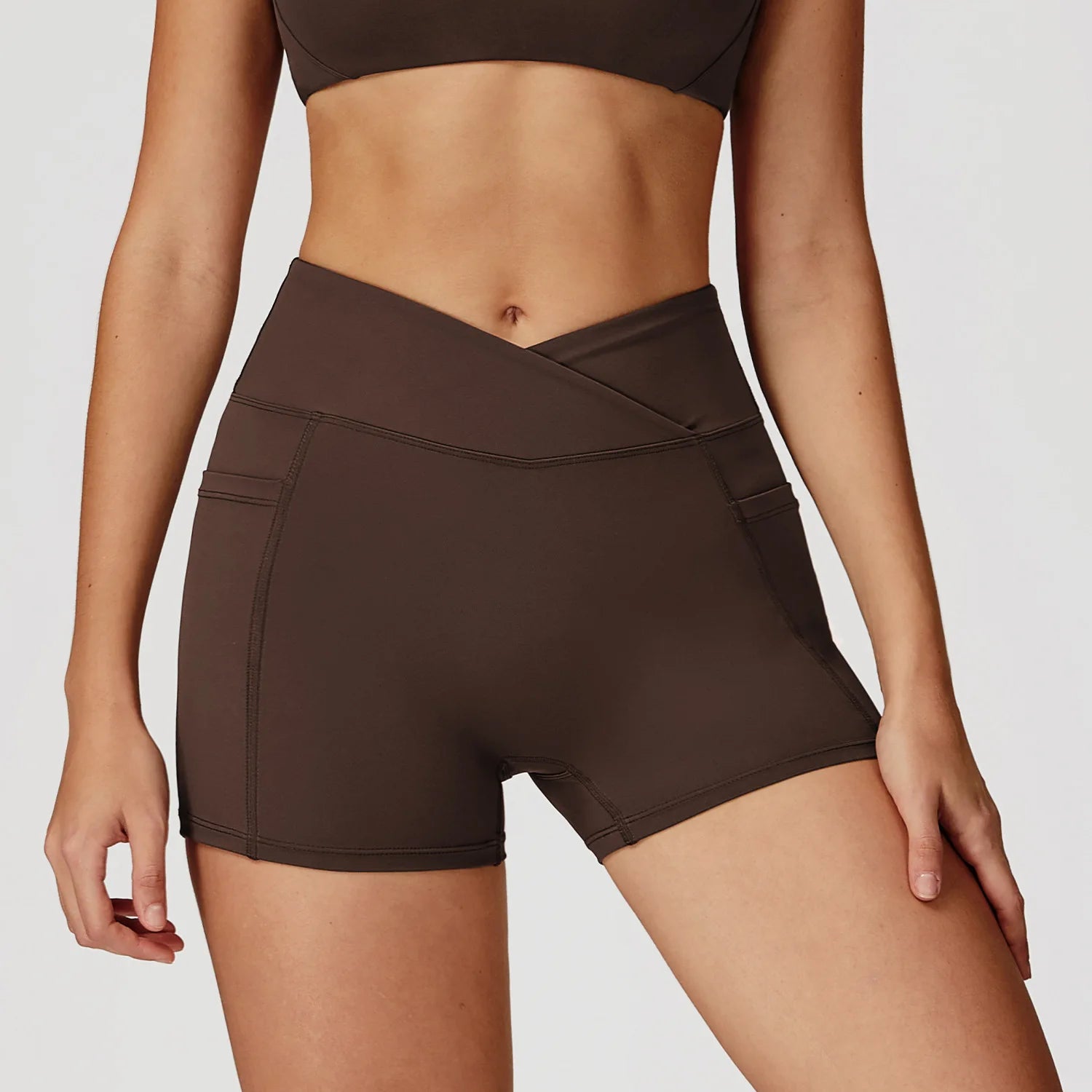 Pantaloncini Vita Alta con Cucitura a V e Tasche Laterali - Cioccolato