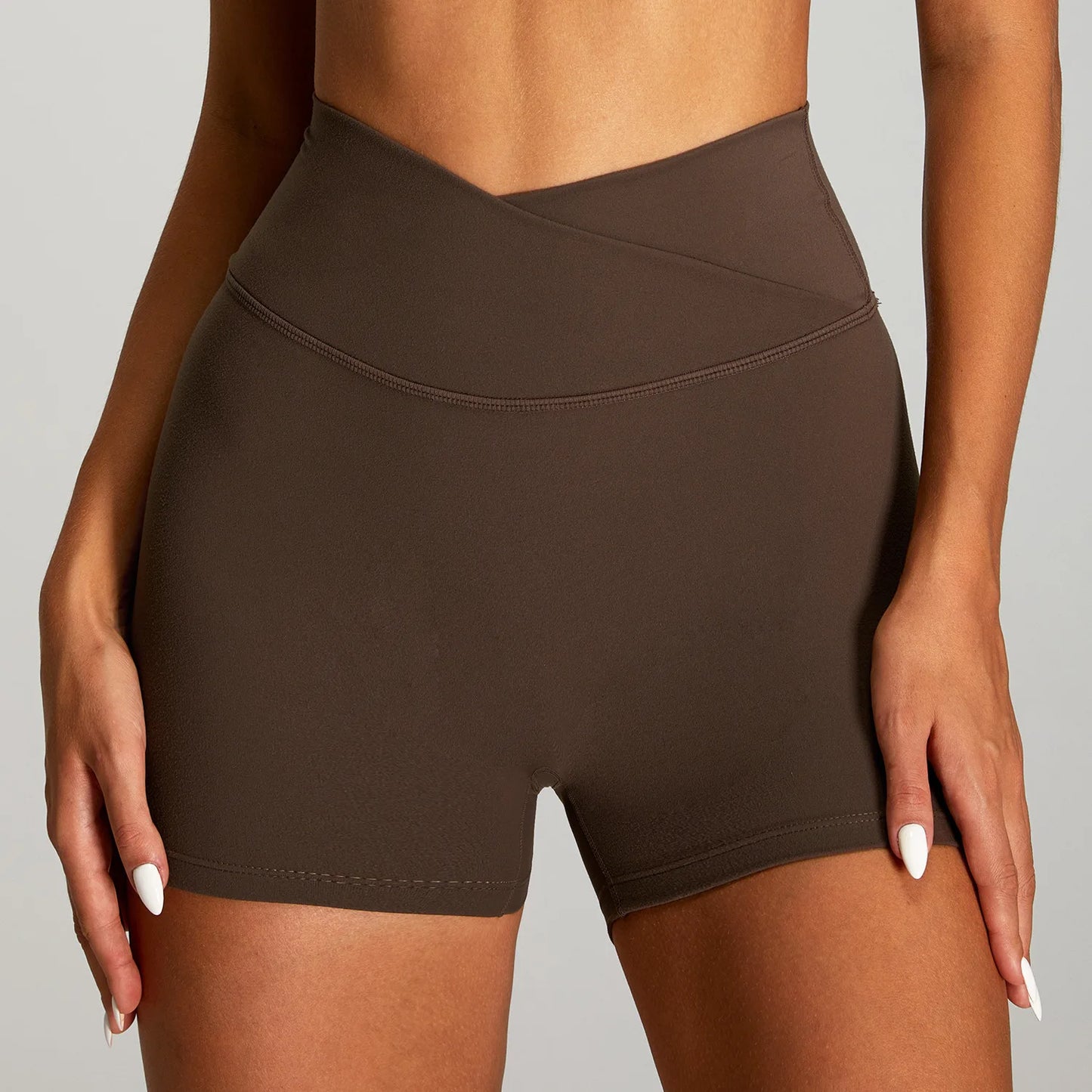 Short Sportivo a Vita Alta con Cintura a V Incrociata - Marrone Cioccolato