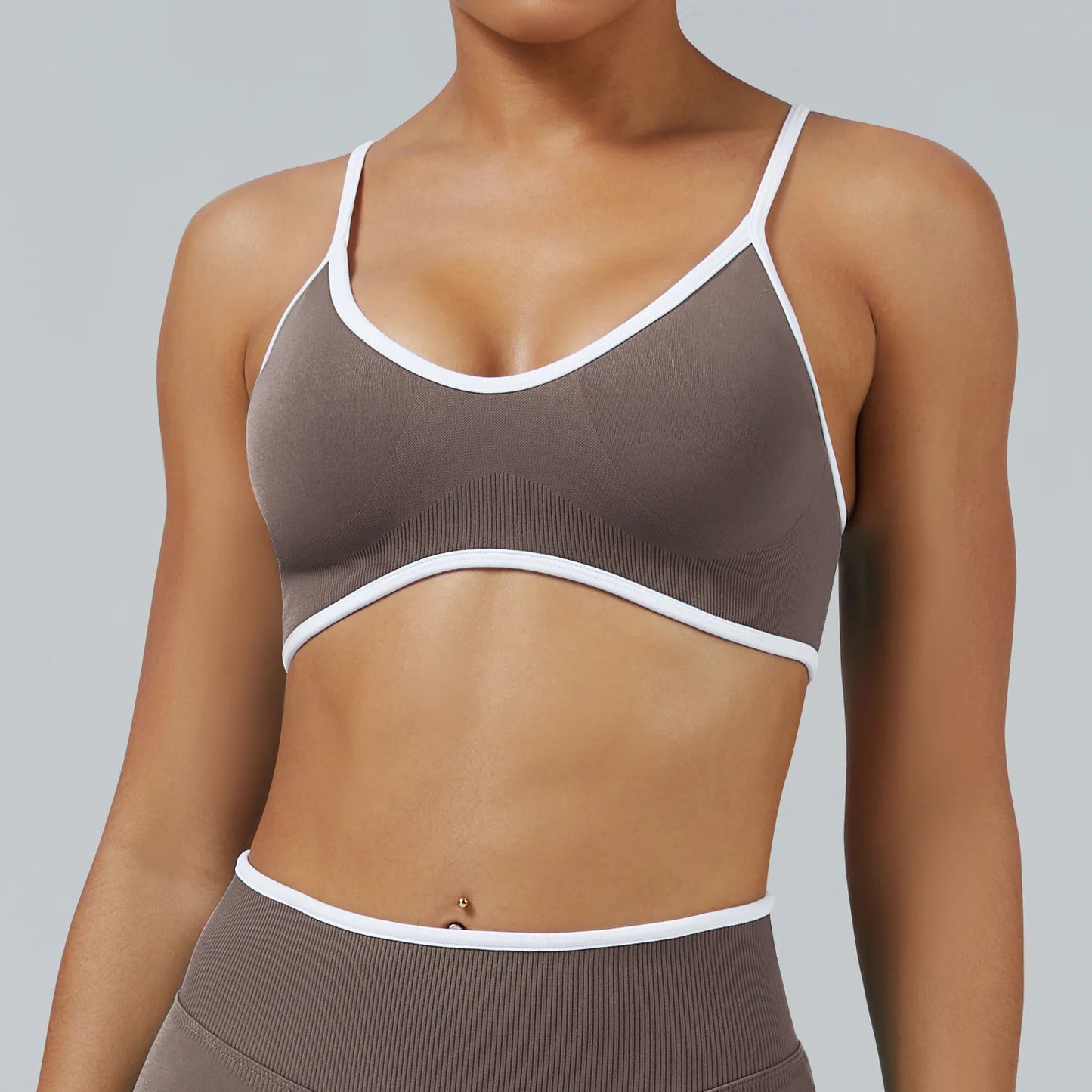 Reggiseno Sportivo Senza Cuciture con Spalline Sottili e Bordo a Contrasto - Moka