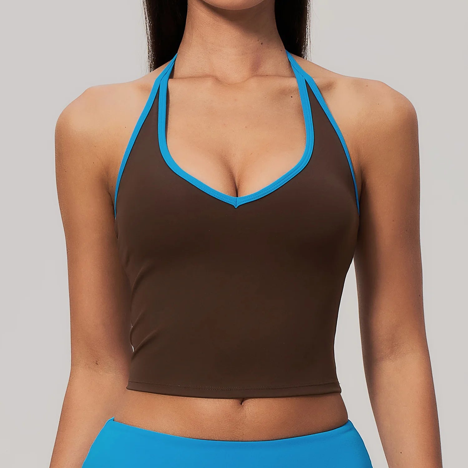 Canotta Halter Crop con Scollo a V e Bordo a Contrasto - Moka con Bordo Azzurro Intenso
