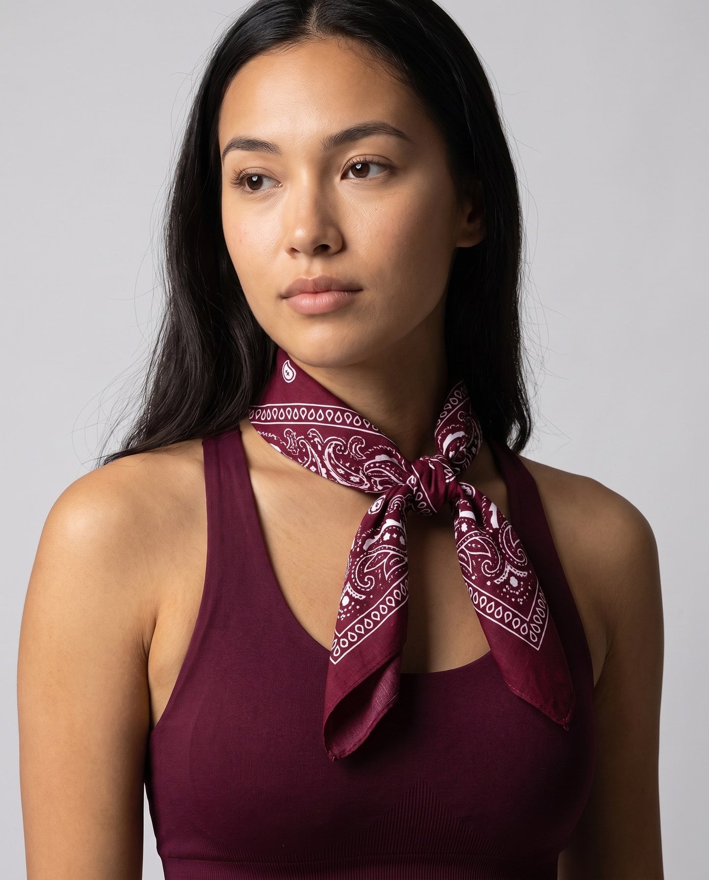 Bandana paisley bordeaux portata al collo come foulard