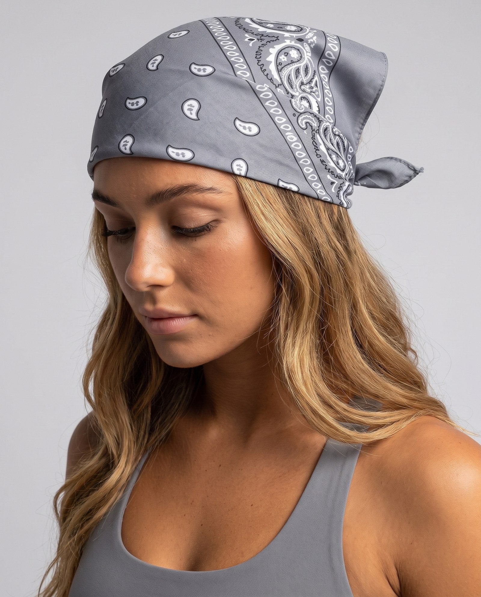 Bandana paisley grigia piegata a fascia con nodo laterale
