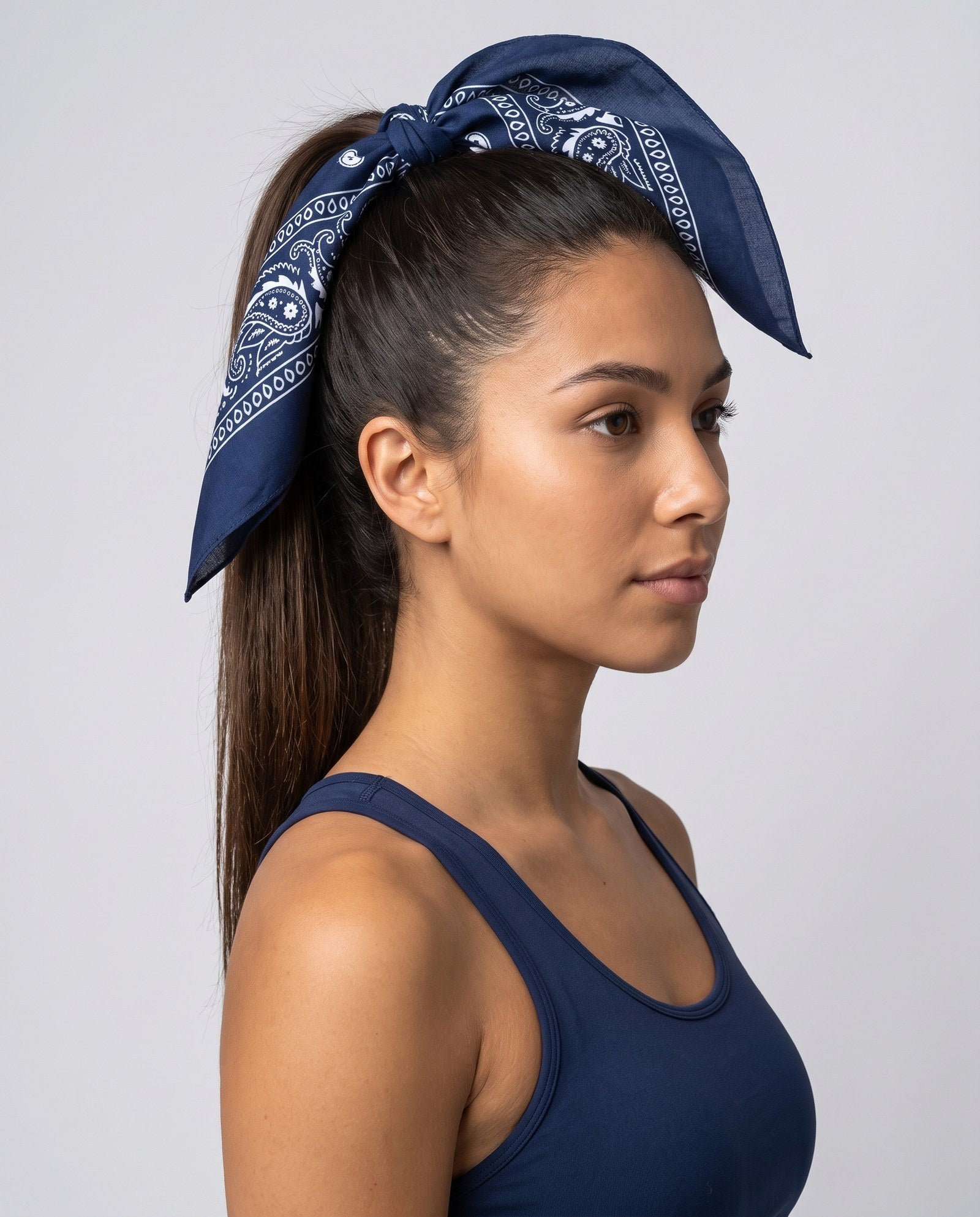 Bandana paisley blu navy annodata attorno alla coda alta