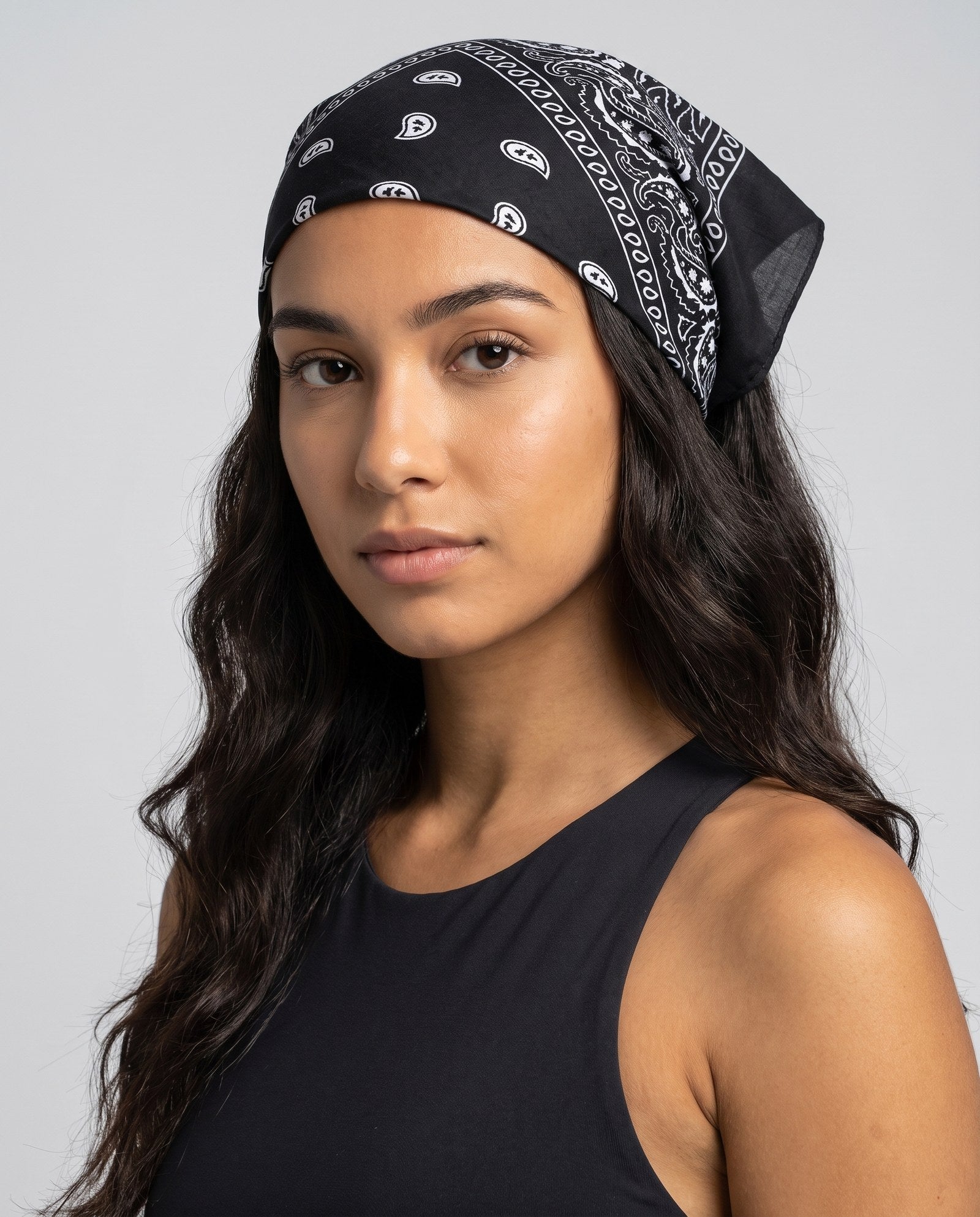 Bandana paisley nera piegata a fascia sulla fronte