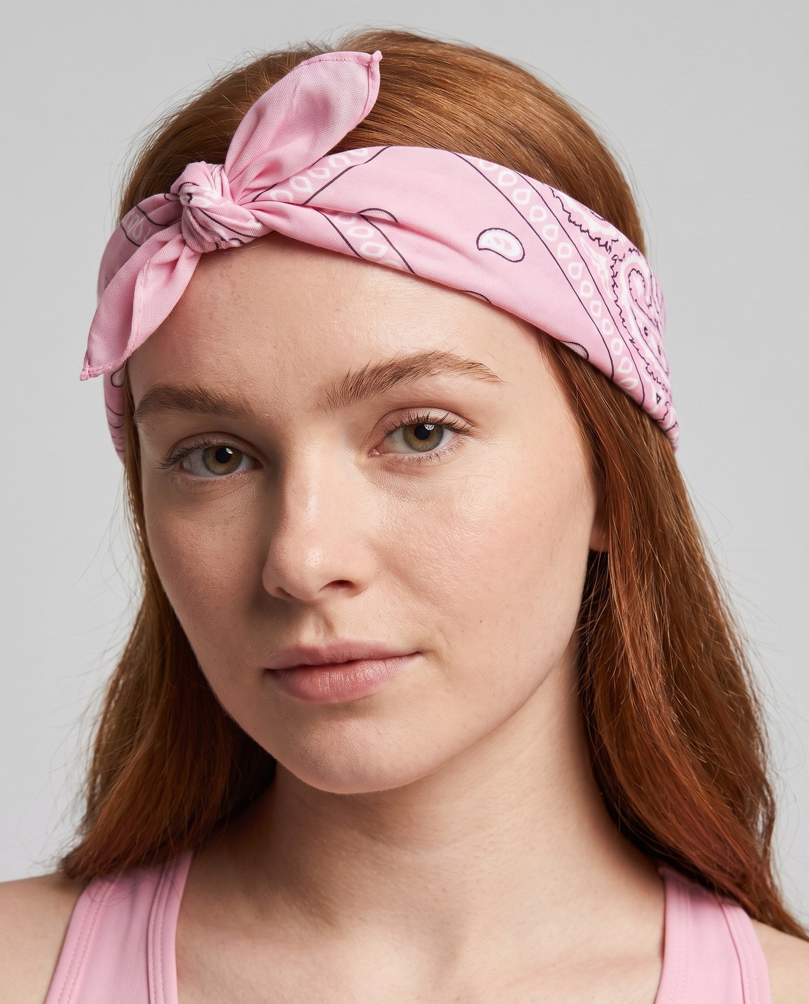 Bandana paisley rosa, dettaglio ravvicinato del motivo sulla fronte