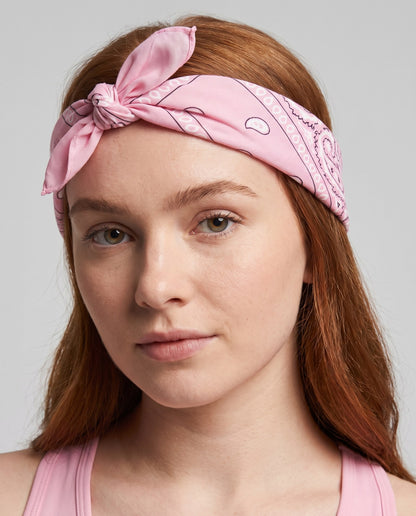 Bandana paisley rosa, dettaglio ravvicinato del motivo sulla fronte