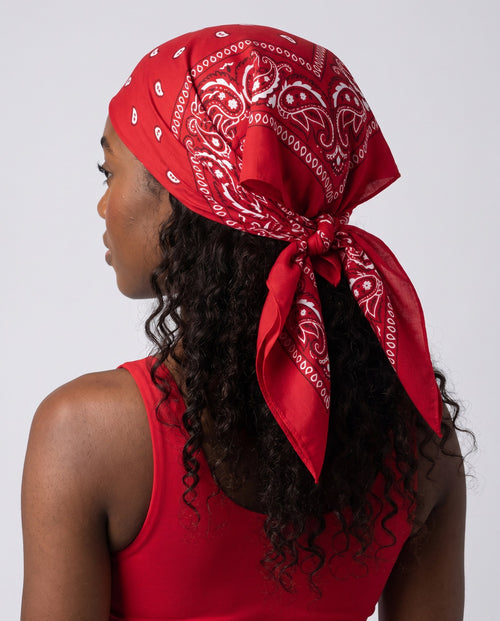 Bandana paisley rossa annodata sulla nuca, vista da dietro