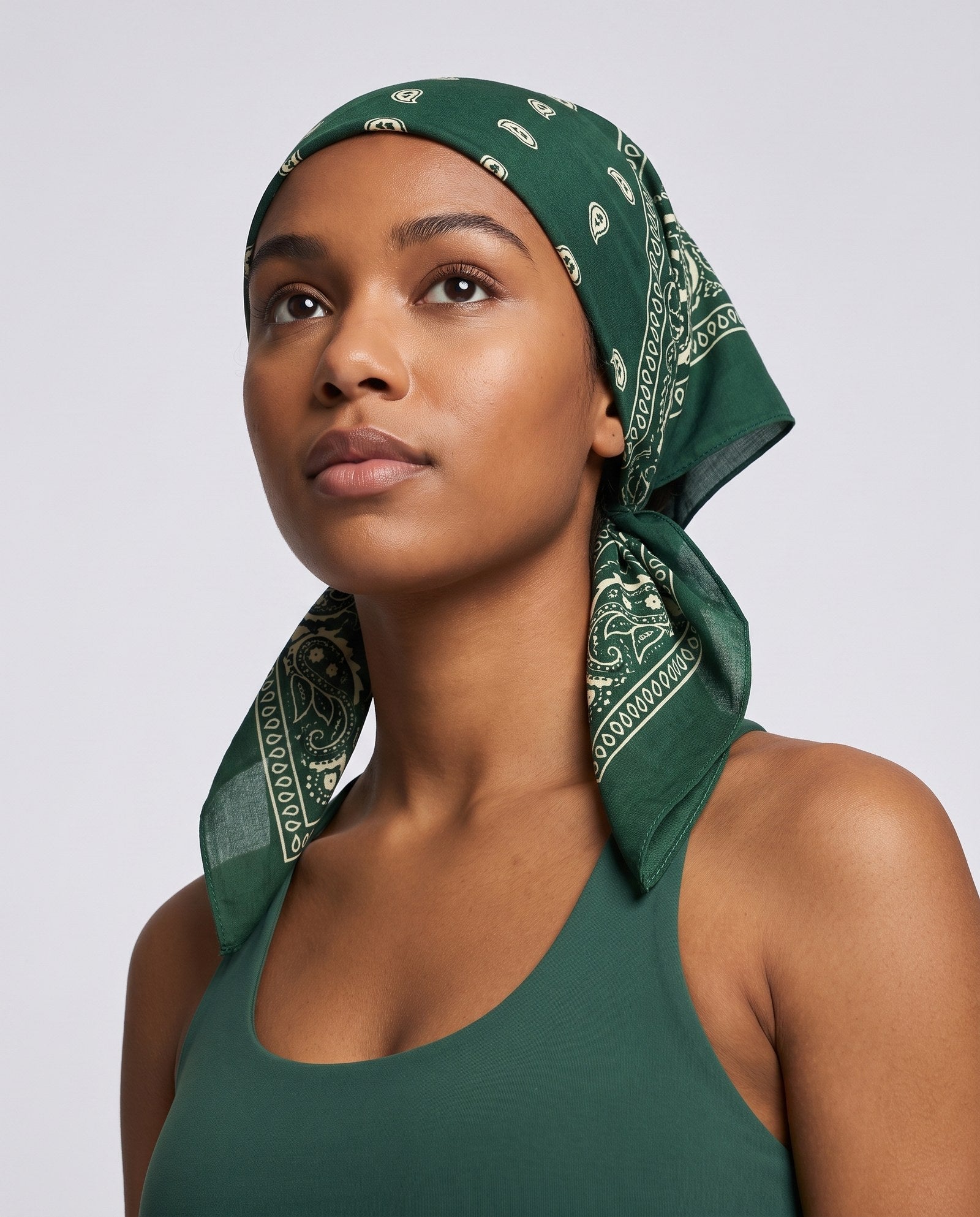 Bandana paisley verde bosco portata come turbante