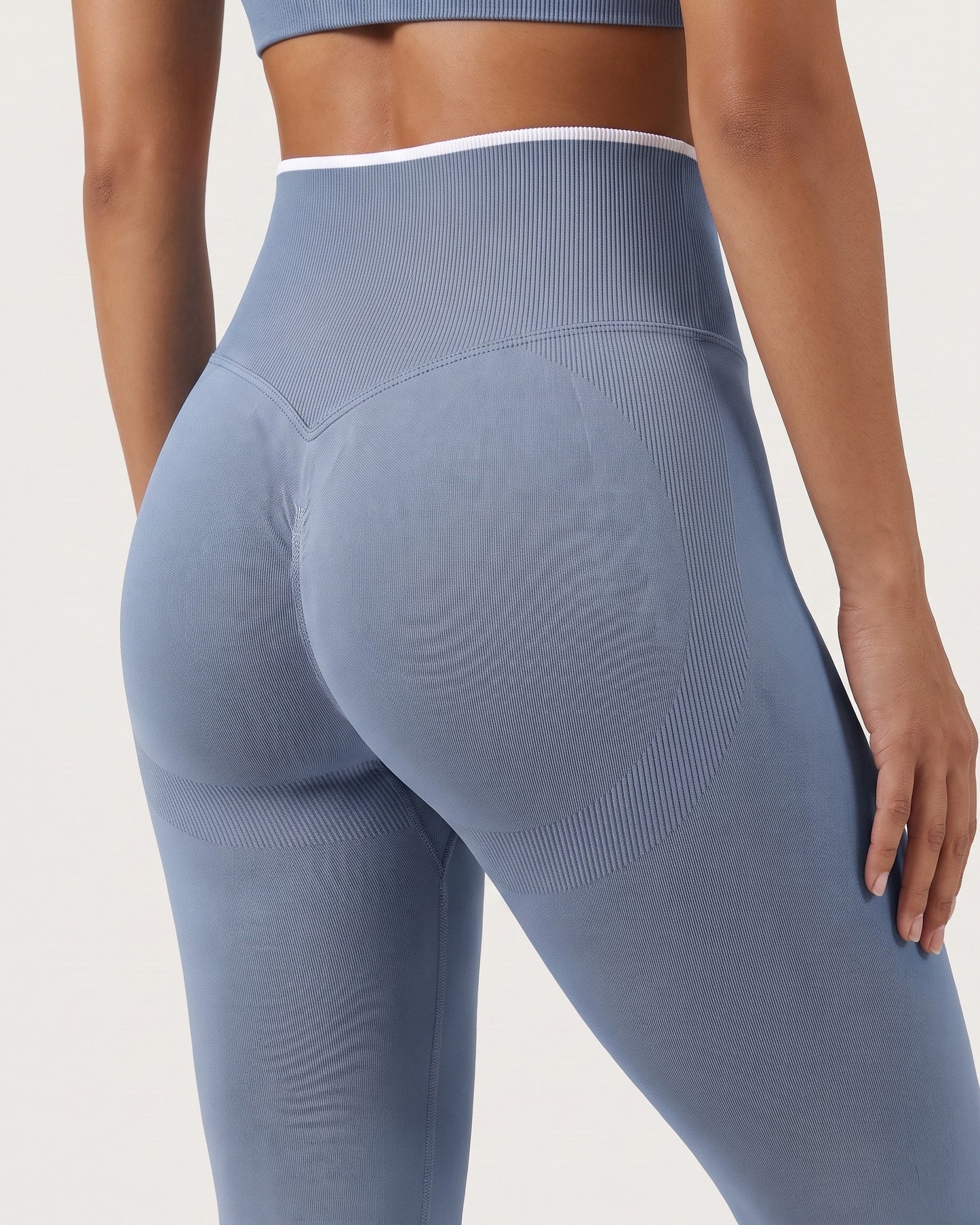Leggings Push-Up Sculptline Edge Azzurro Baby, dettaglio retro: fascia in vita, cucitura a V e pannelli sagomati