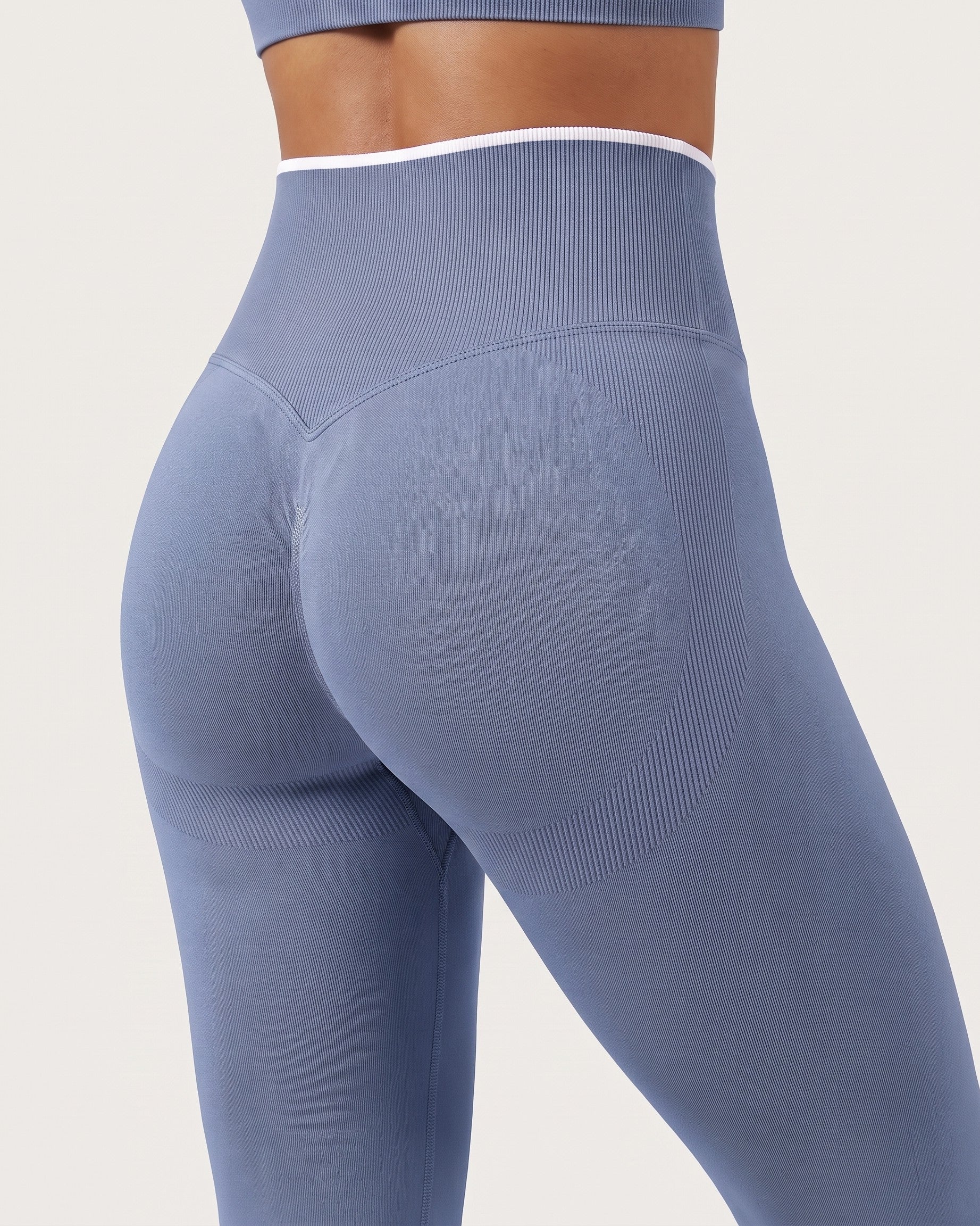 Leggings Push-Up Sculptline Edge Blu Provenza, dettaglio retro: fascia in vita, cucitura a V e pannelli sagomati