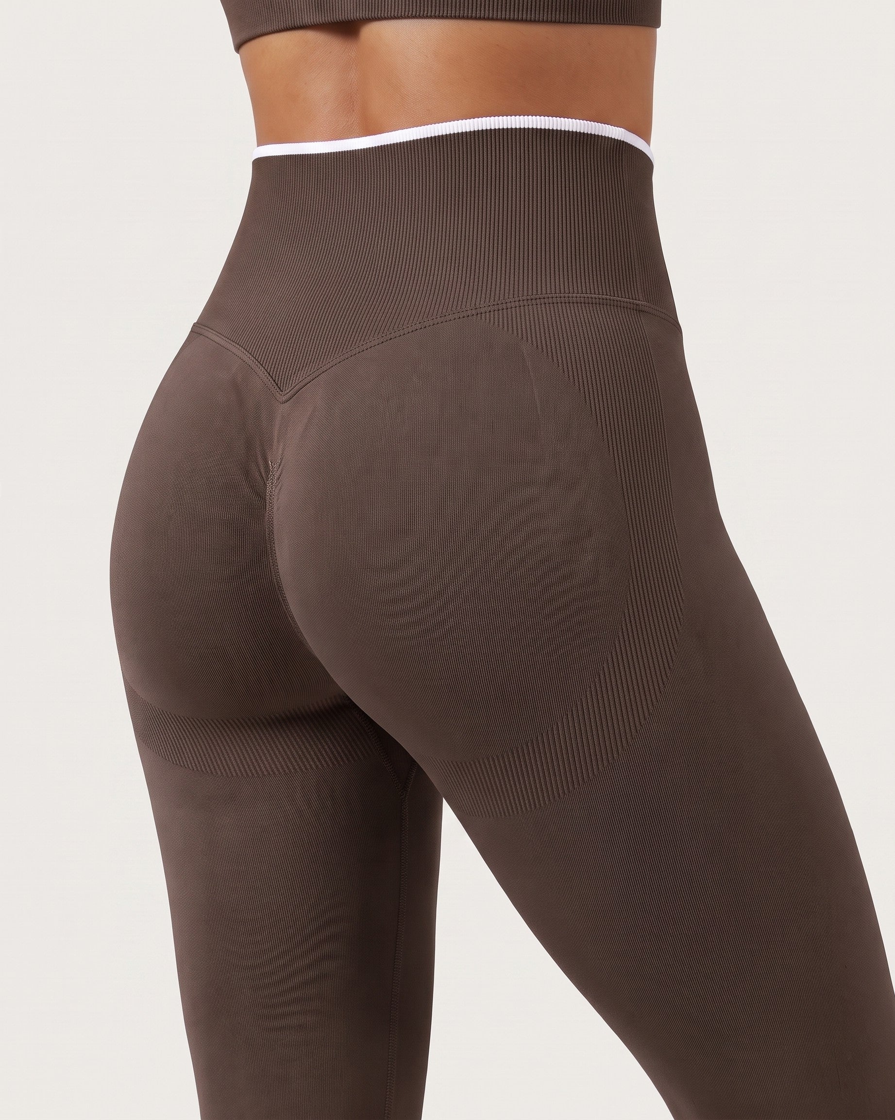 Leggings Push-Up Sculptline Edge Caffè, dettaglio retro: fascia in vita, cucitura a V e pannelli sagomati