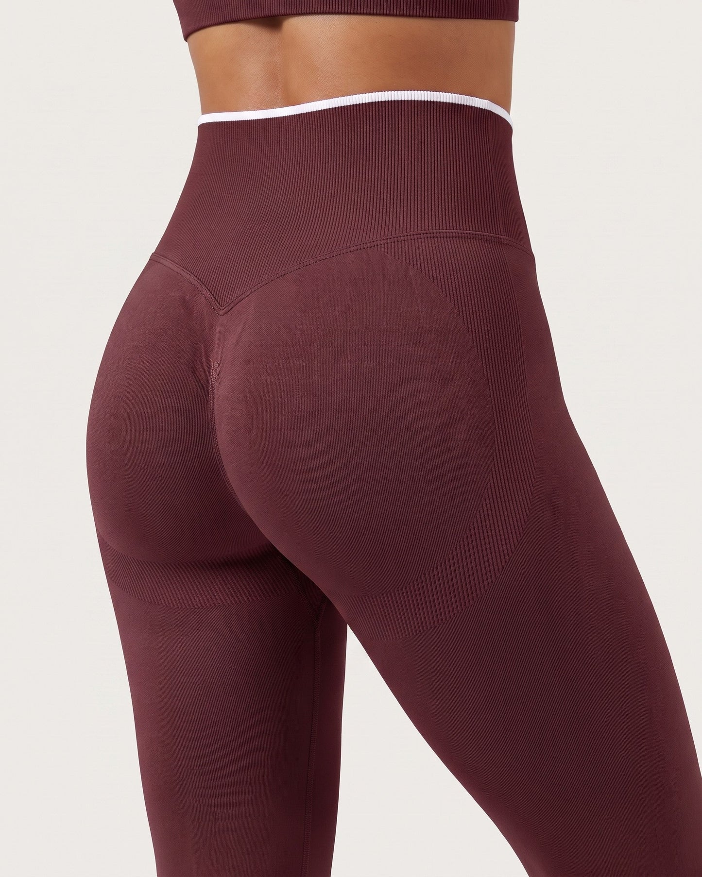 Leggings Push-Up Sculptline Edge Castagna, dettaglio retro: fascia in vita, cucitura a V e pannelli sagomati
