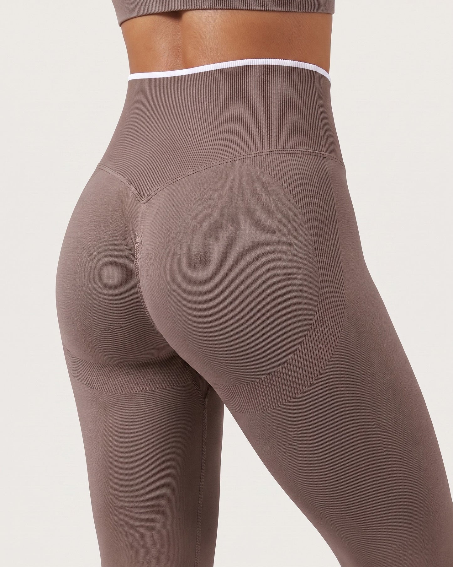 Leggings Push-Up Sculptline Edge Moka, dettaglio retro: fascia in vita, cucitura a V e pannelli sagomati