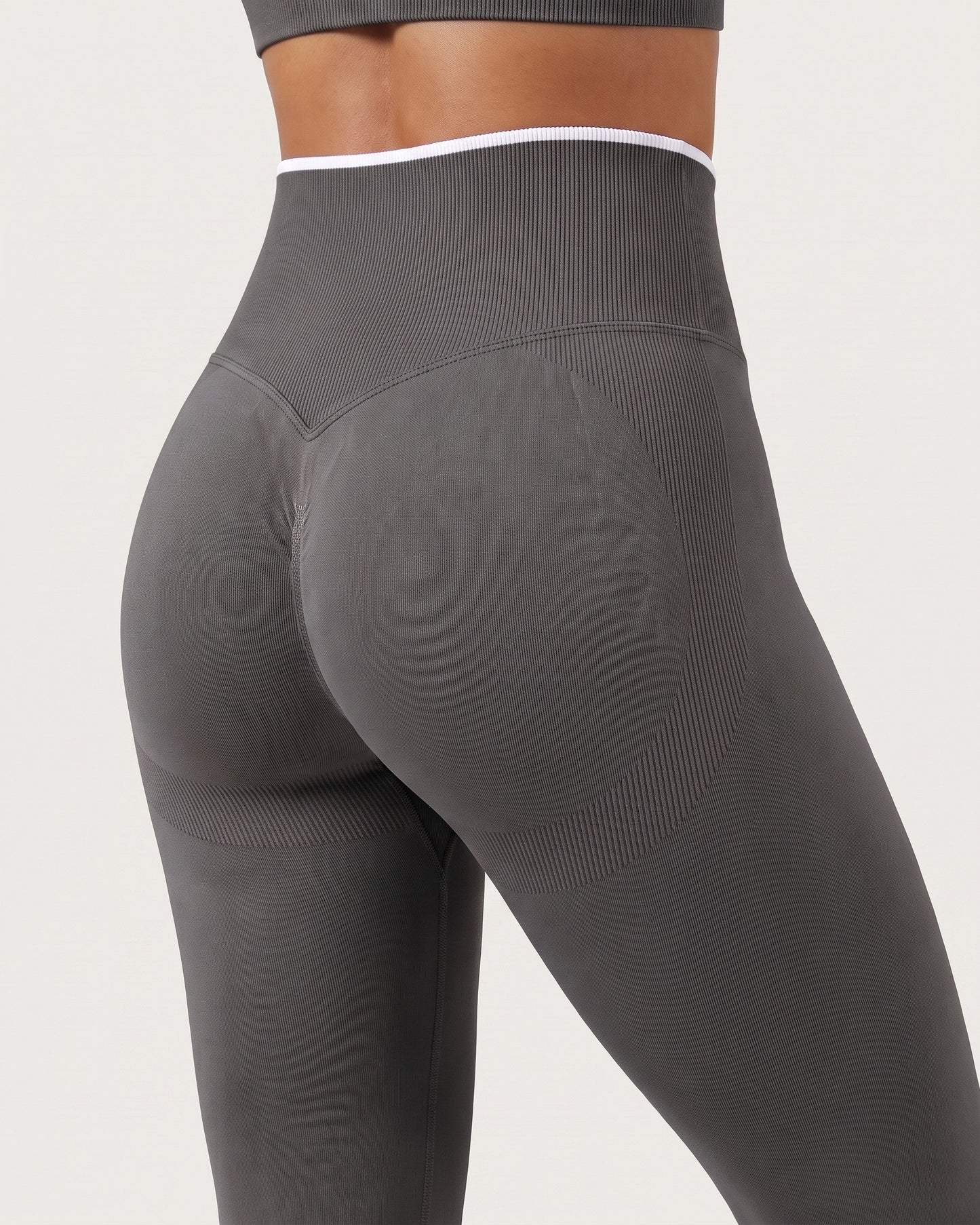 Leggings Push-Up Sculptline Edge Nero, dettaglio retro: fascia in vita, cucitura a V e pannelli sagomati