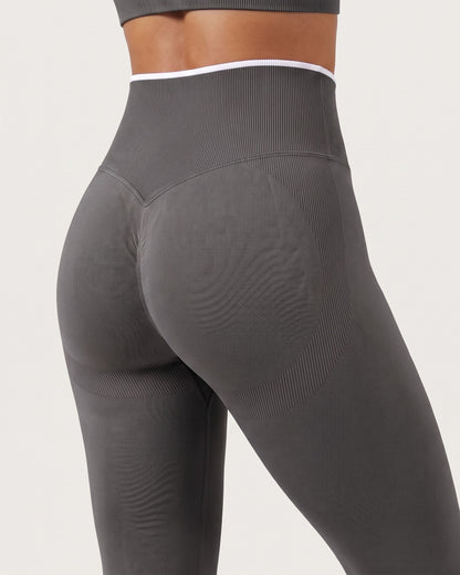 Leggings Push-Up Sculptline Edge Nero, dettaglio retro: fascia in vita, cucitura a V e pannelli sagomati