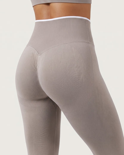 Leggings Push-Up Sculptline Edge Pietra, dettaglio retro: fascia in vita, cucitura a V e pannelli sagomati