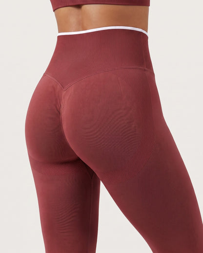 Leggings Push-Up Sculptline Edge Rosso Ciliegia, dettaglio retro: fascia in vita, cucitura a V e pannelli sagomati