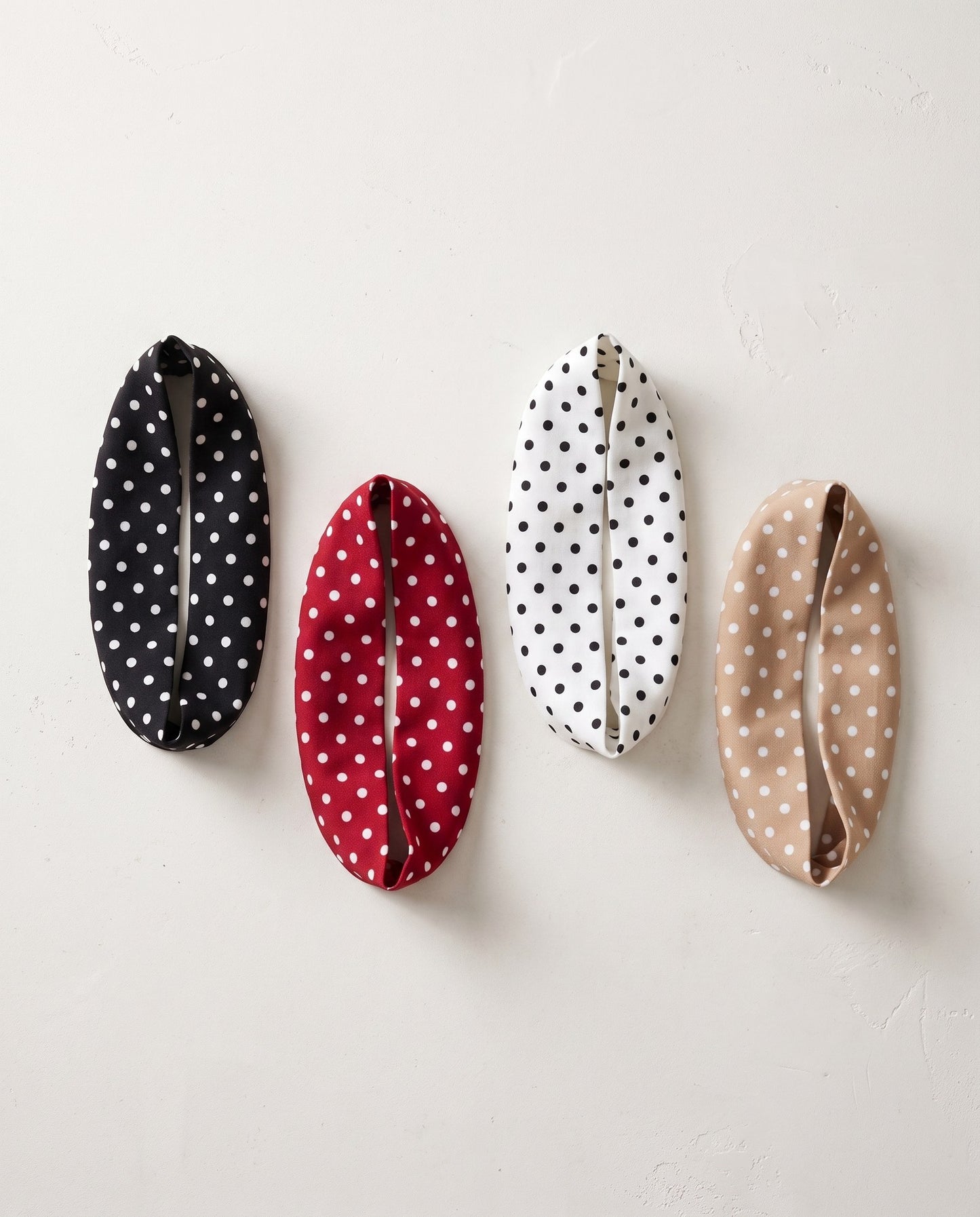 Quattro fasce per capelli a pois nei colori nero, rosso, bianco e beige
