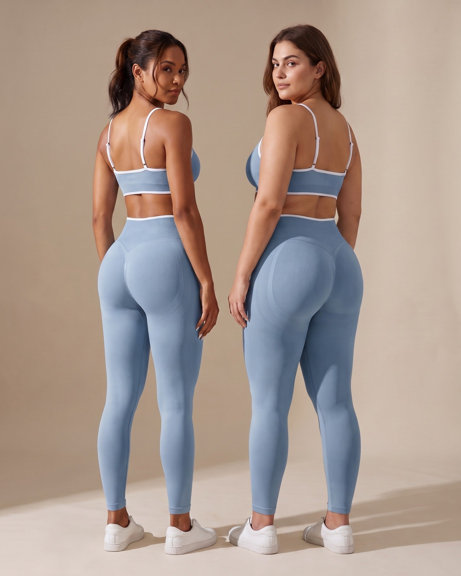 Leggings Push-Up Sculptline Edge Azzurro Baby indossato da due donne con corporature diverse
