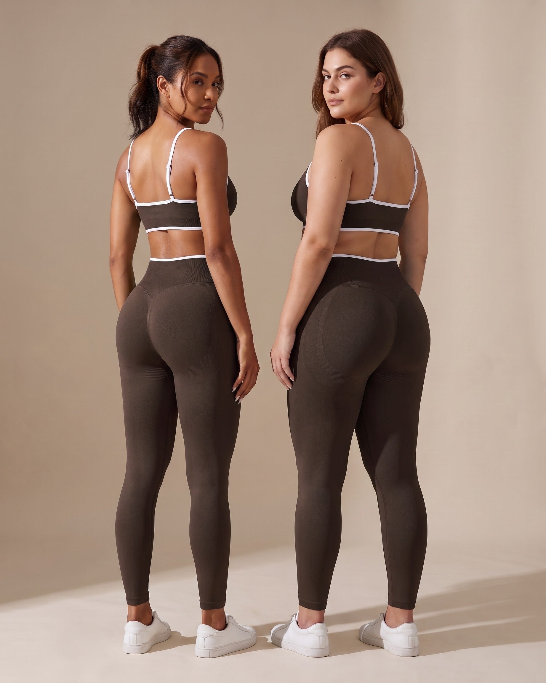 Leggings Push-Up Sculptline Edge Caffè indossato da due donne con corporature diverse