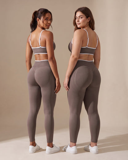 Leggings Push-Up Sculptline Edge Moka indossato da due donne con corporature diverse