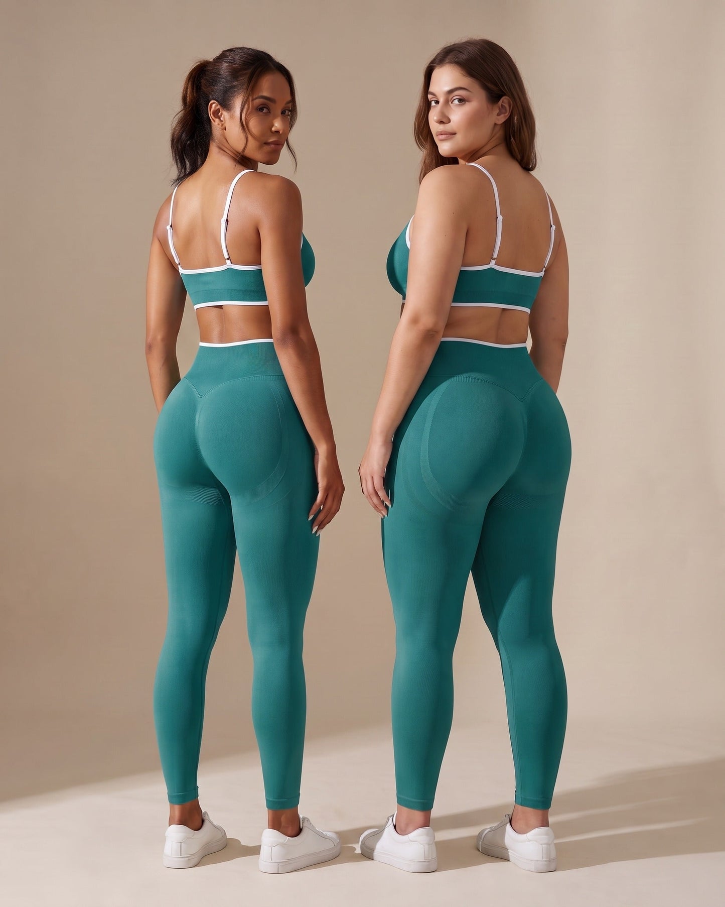 Leggings Push-Up Sculptline Edge Verde Acqua indossato da due donne con corporature diverse