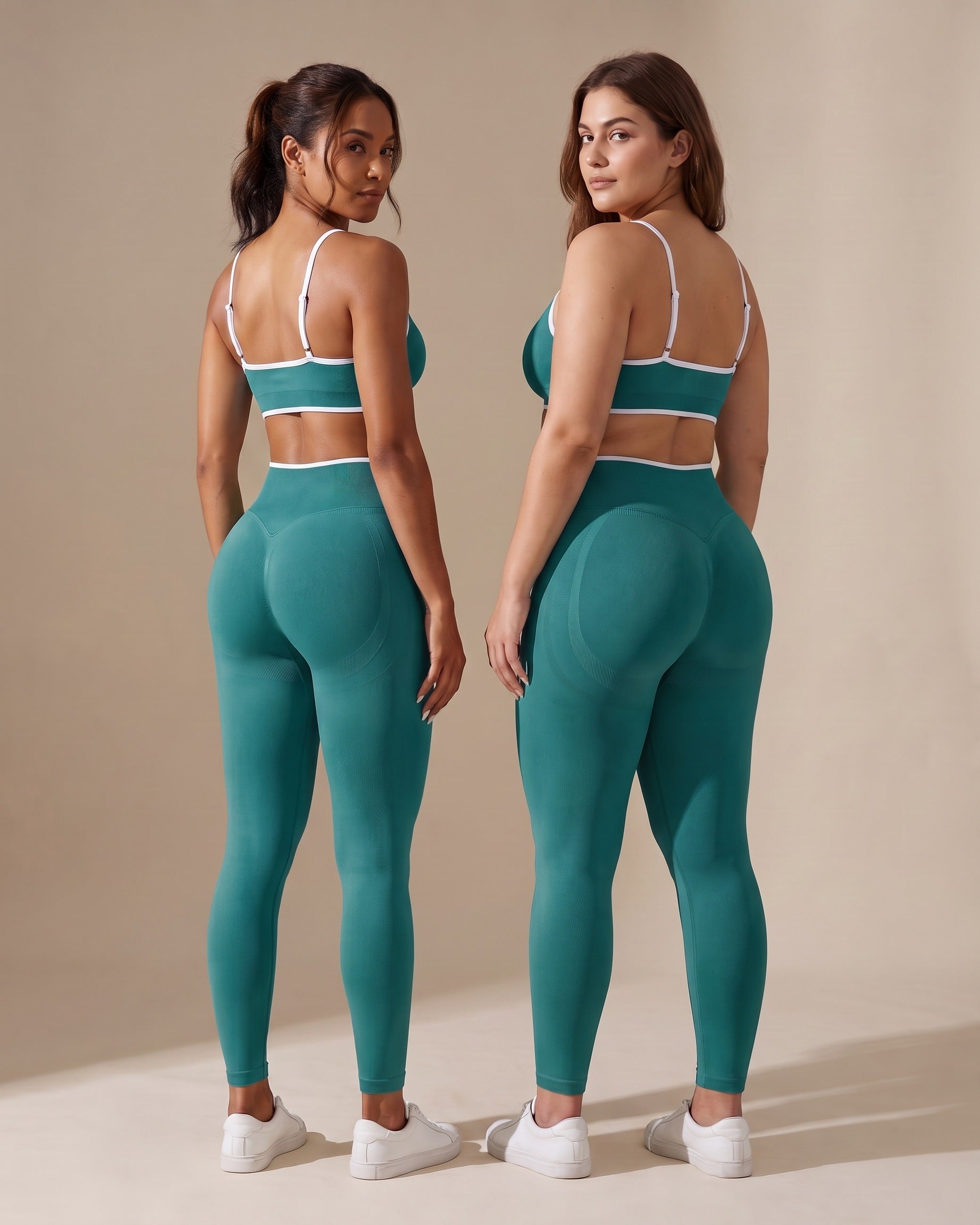 Leggings Push-Up Sculptline Edge Verde Acqua indossato da due donne con corporature diverse