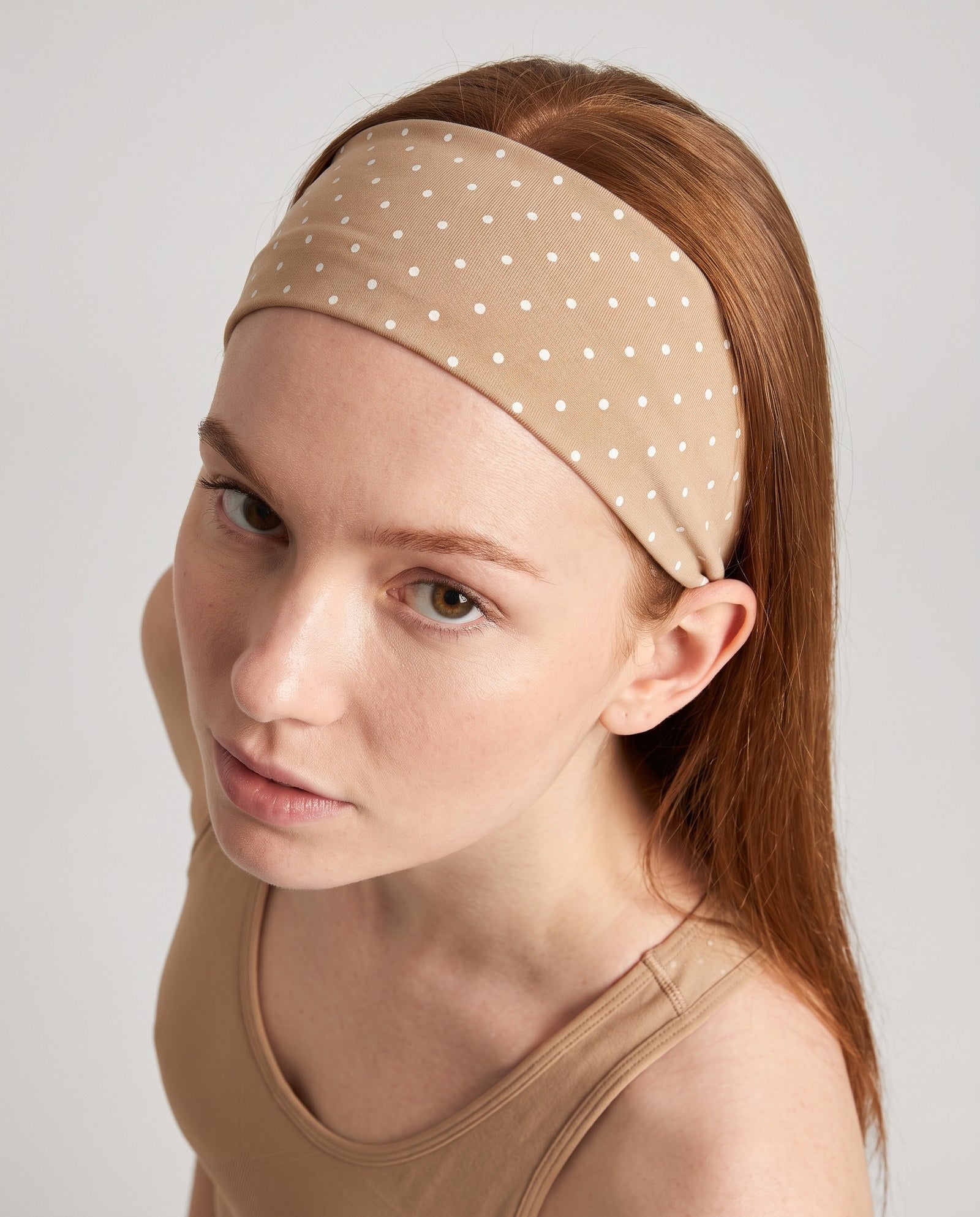 Fascia per capelli a pois beige sabbia con pois bianchi