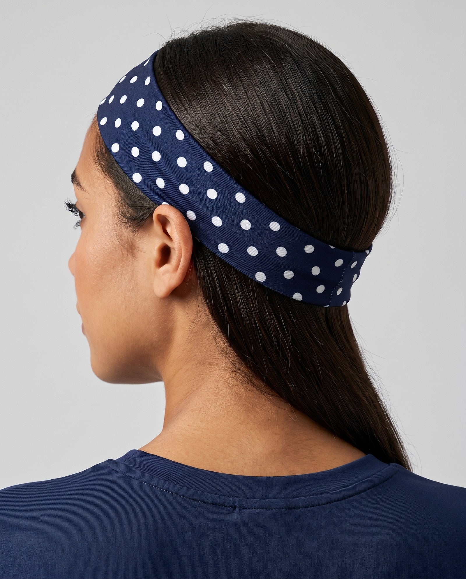 Fascia per capelli a pois blu navy vista da dietro, come si chiude sulla nuca