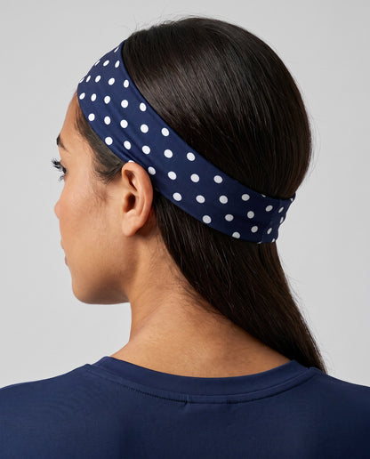 Fascia per capelli a pois blu navy vista da dietro, come si chiude sulla nuca