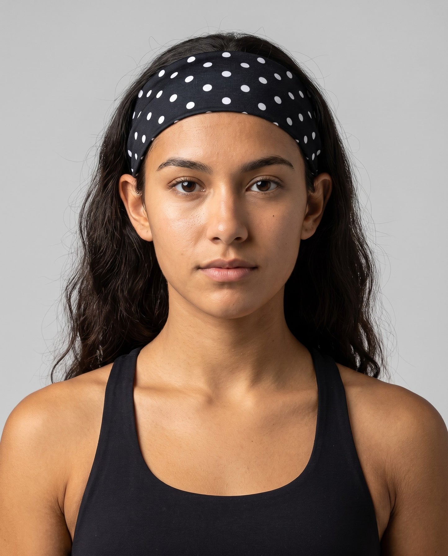 Fascia per capelli a pois nera con pois bianchi, vista frontale
