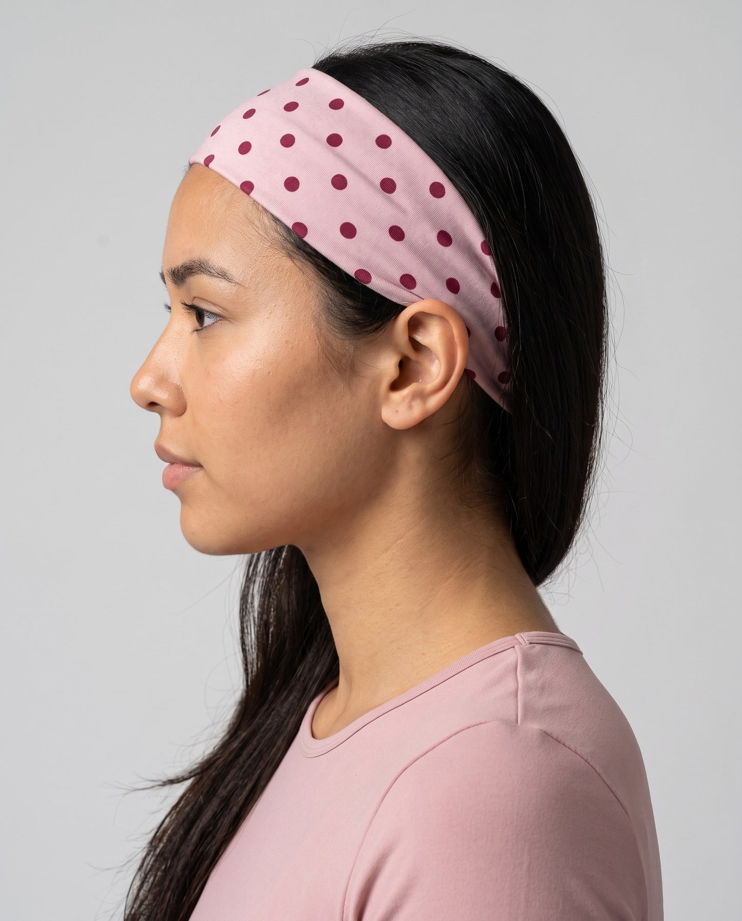 Fascia per capelli a pois rosa cipria con pois bordeaux, vista di profilo