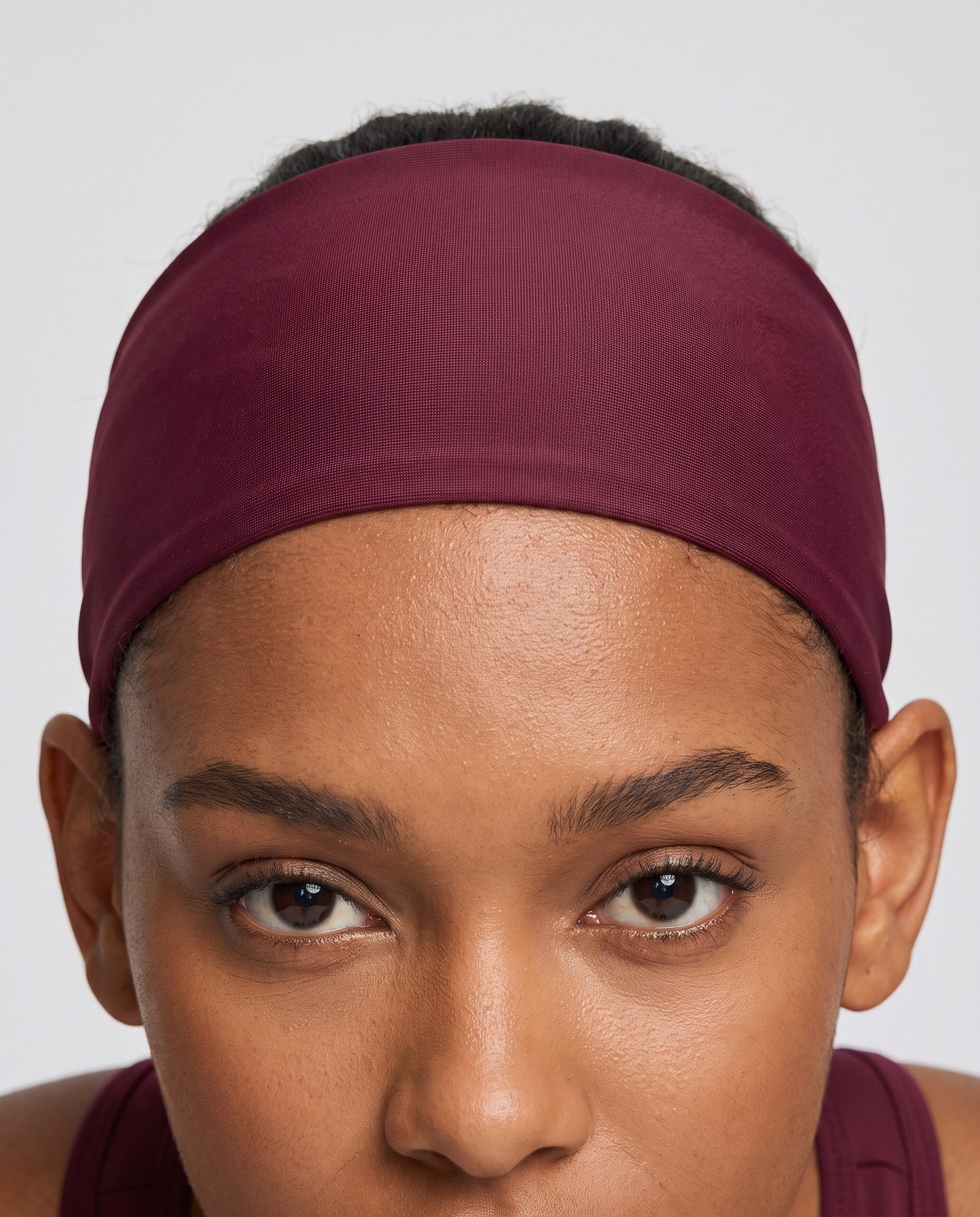 Fascia per capelli larga in nylon bordeaux, dettaglio ravvicinato