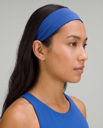 Fascia per capelli larga in nylon blu cobalto, vista di profilo