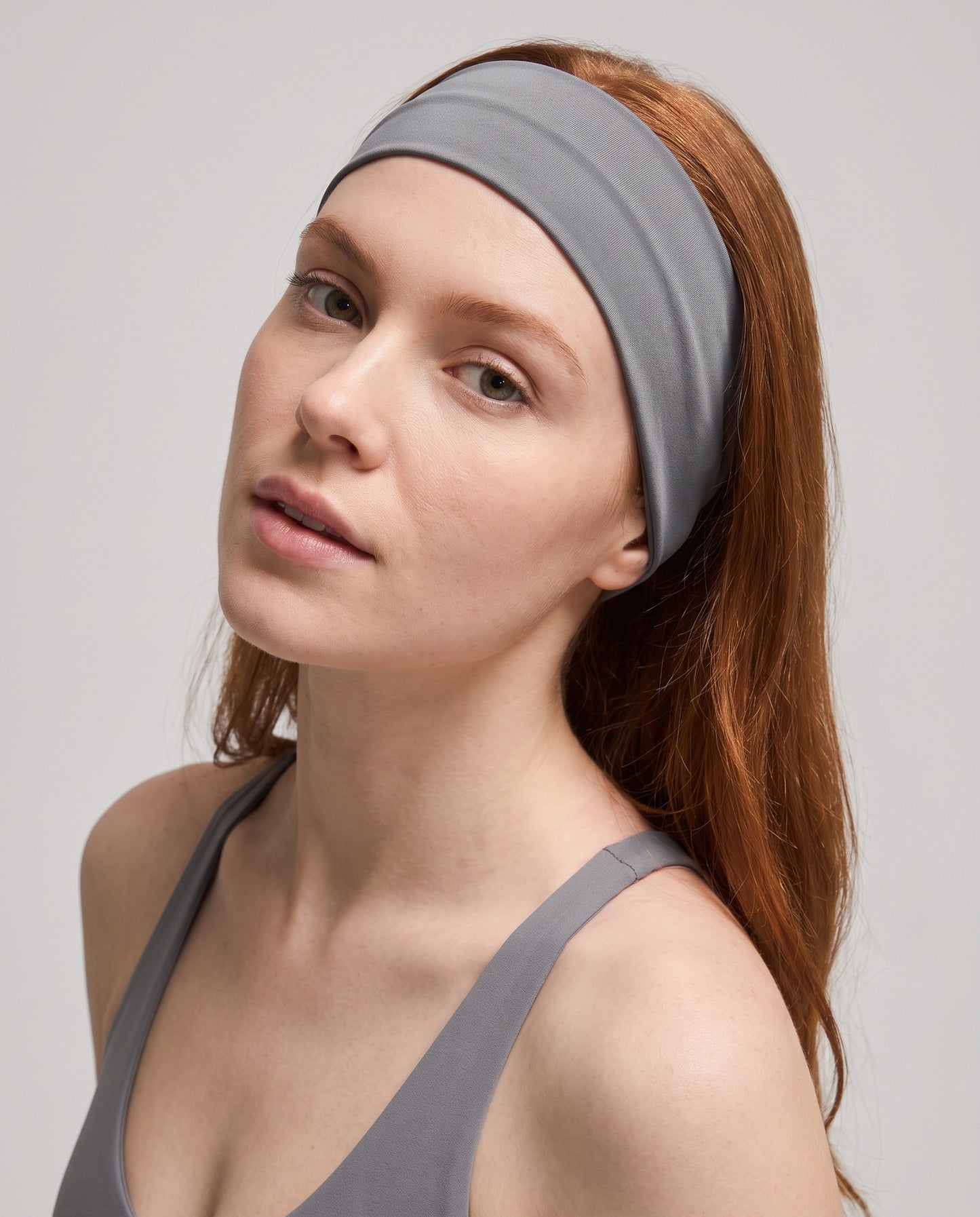 Fascia per capelli larga in nylon grigia