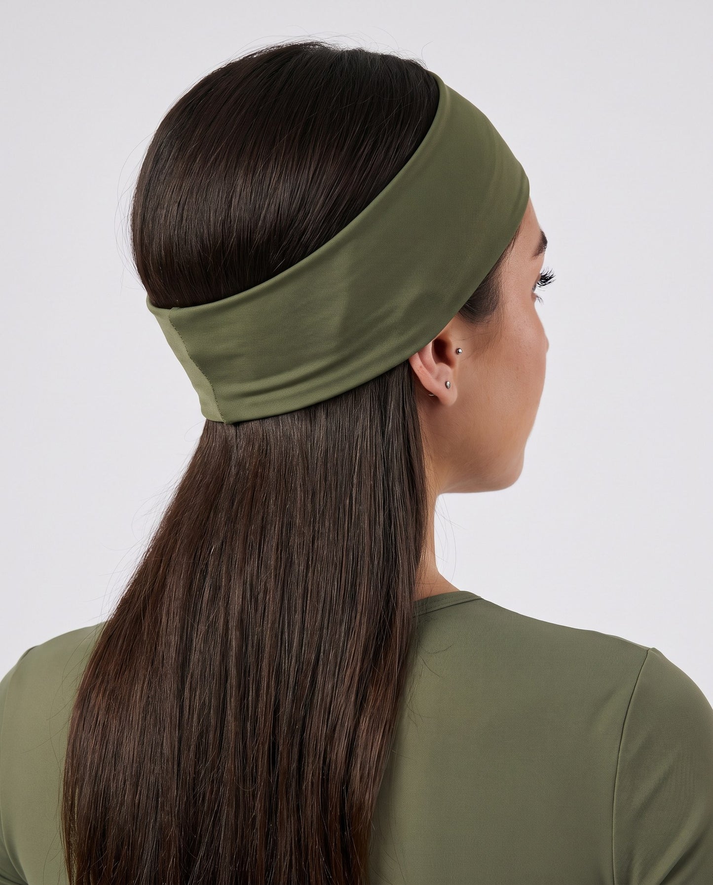 Fascia per capelli larga in nylon verde militare vista da dietro