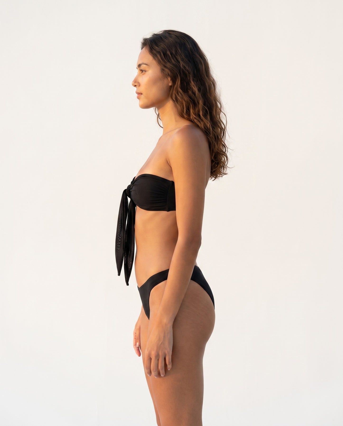 Aurelia | Bikini nero tan-through — vista laterale