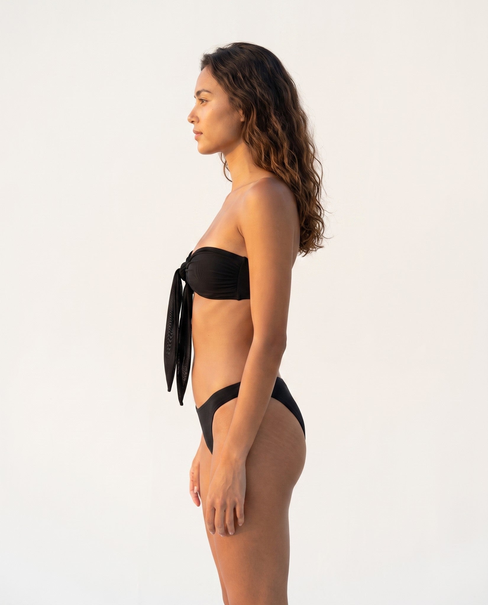 Aurelia | Bikini nero tan-through — vista laterale