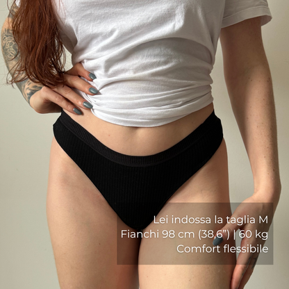 Tanga ComfortCotton [Antibatterico] – Pagane 5, Ricevine 10 — tanga nero, davanti: lei indossa la taglia M, fianchi 98 cm, 60 kg