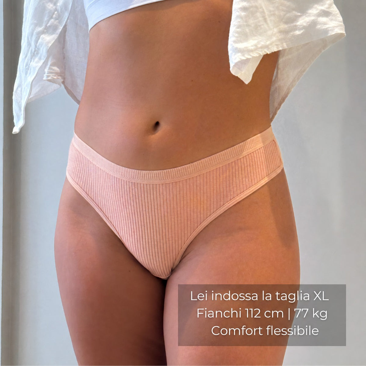 Tanga Pureline in cotone antibatterico – Pagane 5, ricevine 10 — tanga rosa cipria, davanti: lei indossa la taglia XL, fianchi 112 cm, 77 kg