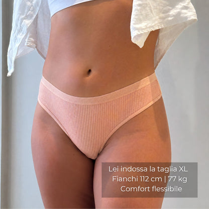 Tanga Pureline in cotone antibatterico – Pagane 5, ricevine 10 — tanga rosa cipria, davanti: lei indossa la taglia XL, fianchi 112 cm, 77 kg