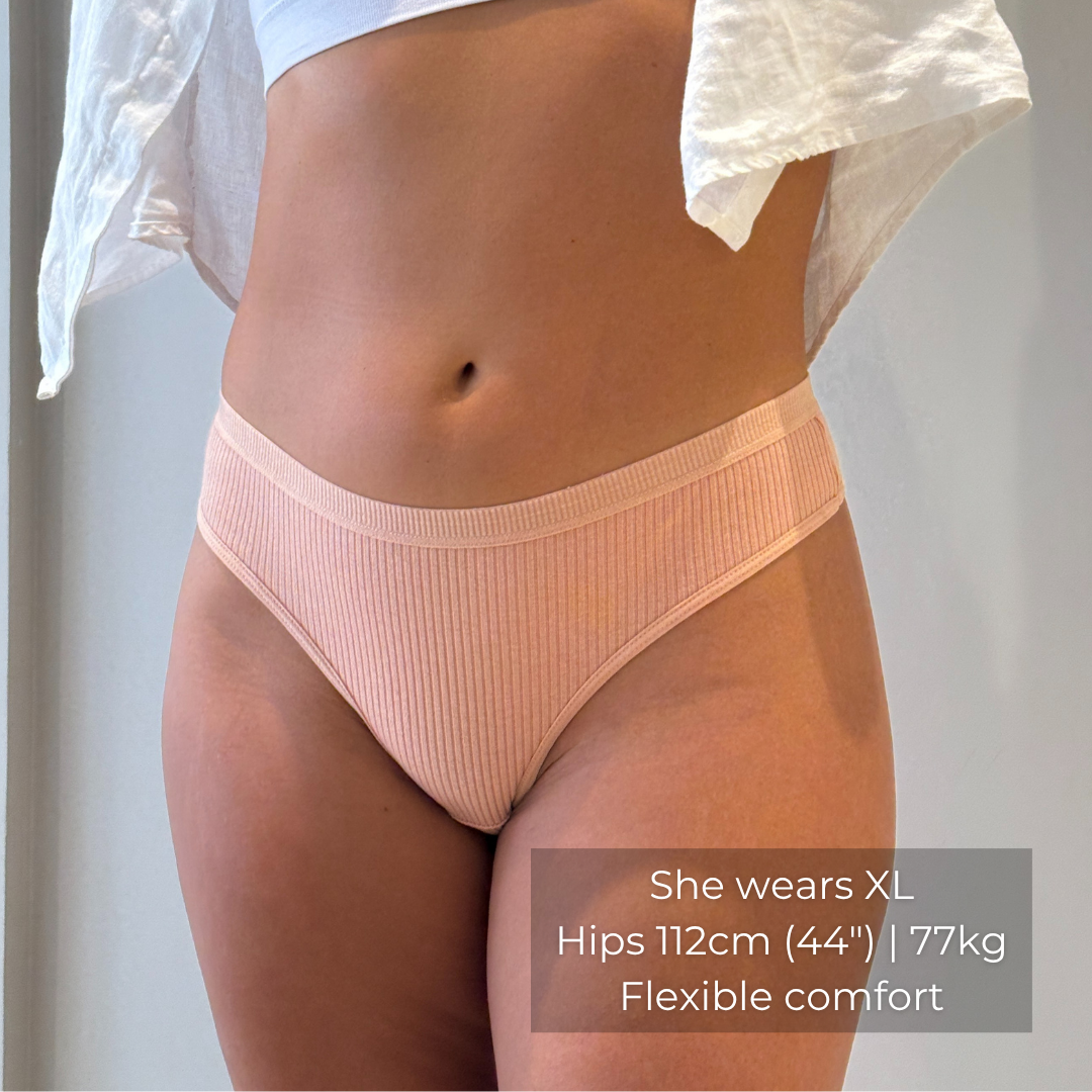Tanga ComfortCotton [Antibatterico] – Pagane 5, Ricevine 10 — tanga rosa cipria, davanti: lei indossa la XL, fianchi 112 cm, 77 kg (didascalia in inglese)